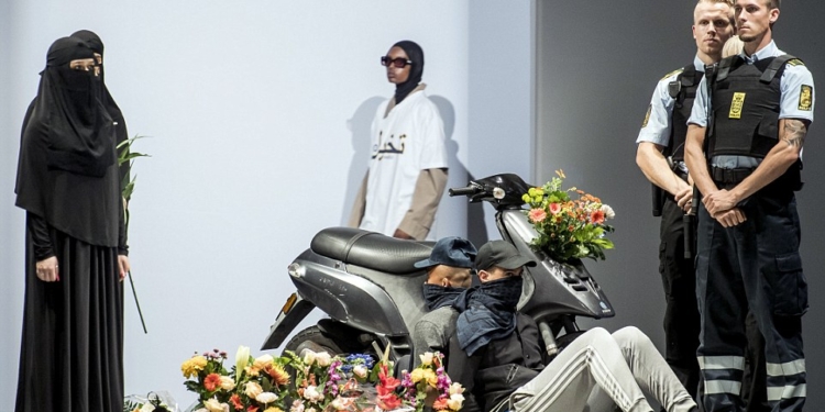 В Дании модели вышли на подиум в никабах