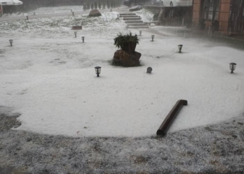 Яремче засыпало градом