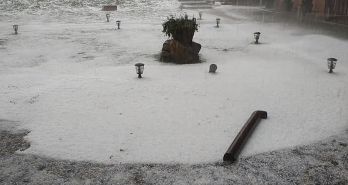 Яремче засыпало градом