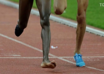 Кенийский бегун в одном кроссовке победил в забеге “Бриллиантовой лиги”