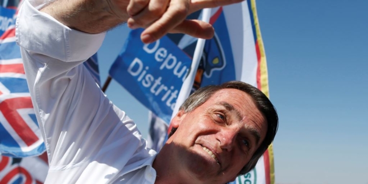 Кандидата в президенты Бразилии ранили ножом на встрече с избирателями