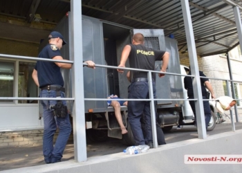 При этапировании из Одессы в Херсон заключенный порезал себе вены и живот, чтобы остаться в николаевской больнице – СМИ