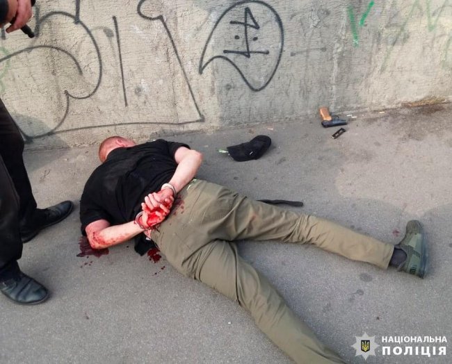 В Киеве мужчина открыл стрельбу в троллейбусе, полном пассажиров 3