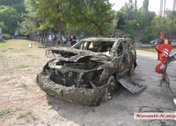 В Николаеве со дна Южного Буга подняли Lexus, пролежавший там не один год