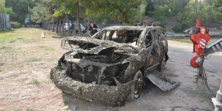 В Николаеве со дна Южного Буга подняли Lexus, пролежавший там не один год