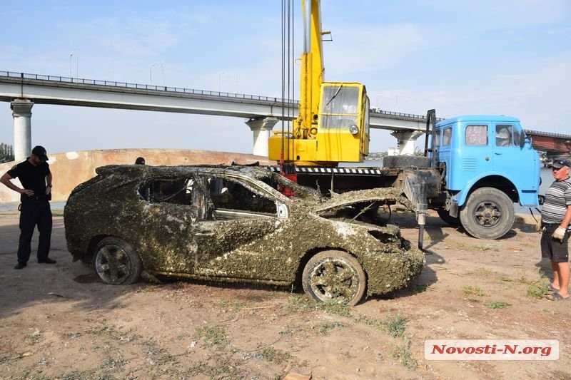 В Николаеве со дна Южного Буга подняли Lexus, пролежавший там не один год 4