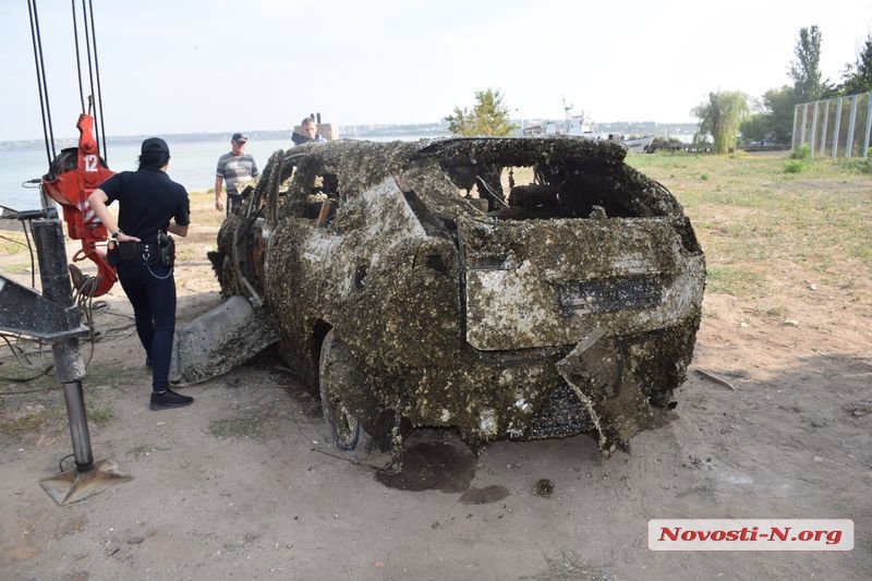 В Николаеве со дна Южного Буга подняли Lexus, пролежавший там не один год 2