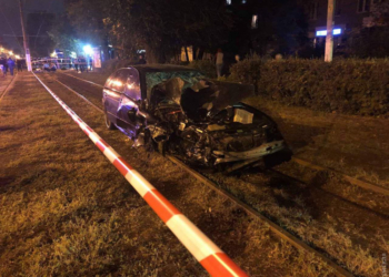 В Одессе BMW влетело в остановку, трое человек погибло, водителя избили свидетели