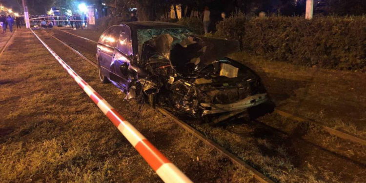 В Одессе BMW влетело в остановку, трое человек погибло, водителя избили свидетели