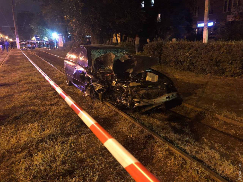 В Одессе BMW влетело в остановку, трое человек погибло, водителя избили свидетели 9