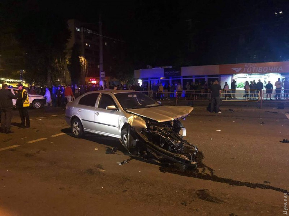 В Одессе BMW влетело в остановку, трое человек погибло, водителя избили свидетели 1