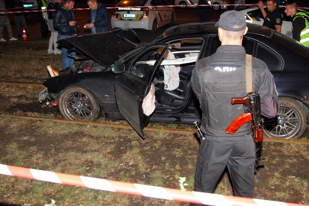 В Одессе BMW влетело в остановку, трое человек погибло, водителя избили свидетели 5