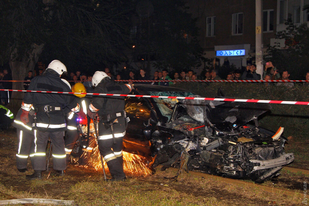 В Одессе BMW влетело в остановку, трое человек погибло, водителя избили свидетели 7