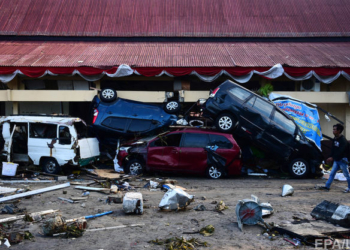 Количество жертв землетрясения и цунами в Индонезии выросло до 420 человек