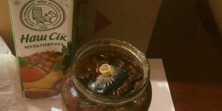 Вместо сока – спиртное, а в варенье утоплены мобилки: что и как пытались передать в Вознесенскую колонию