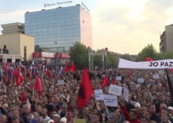 В Косово опять неспокойно: президент Сербии привел армию в полную боевую готовность, а в столице Косово протестовали против обмена территориями