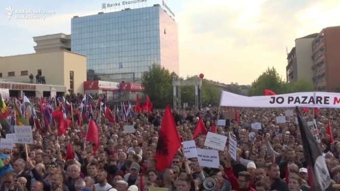 В Косово опять неспокойно: президент Сербии привел армию в полную боевую готовность, а в столице Косово протестовали против обмена территориями