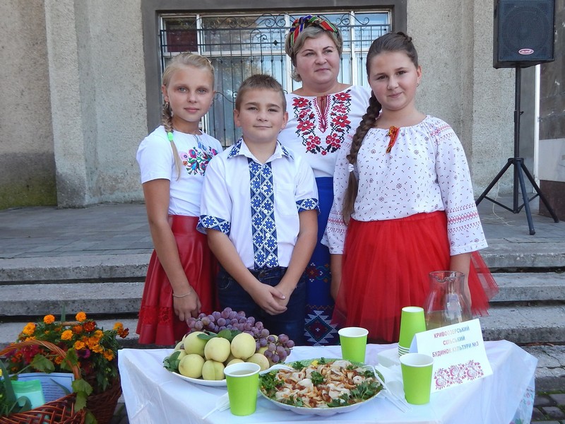 День рождения Кривого Озера отметили колбасным фестивалем 7