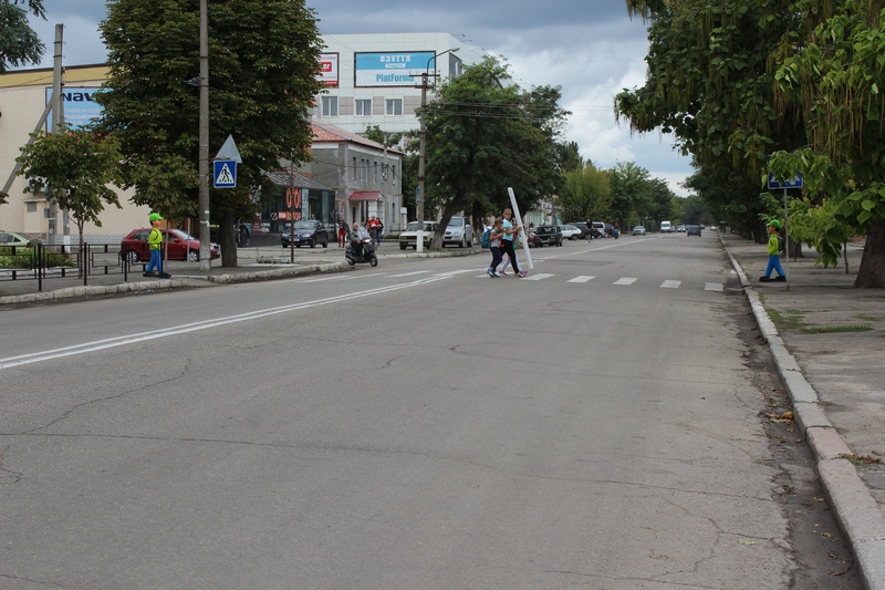 Для привлечения внимания водителей: в Вознесенске начали устанавливать фигурки школьников на пешеходных переходах 3