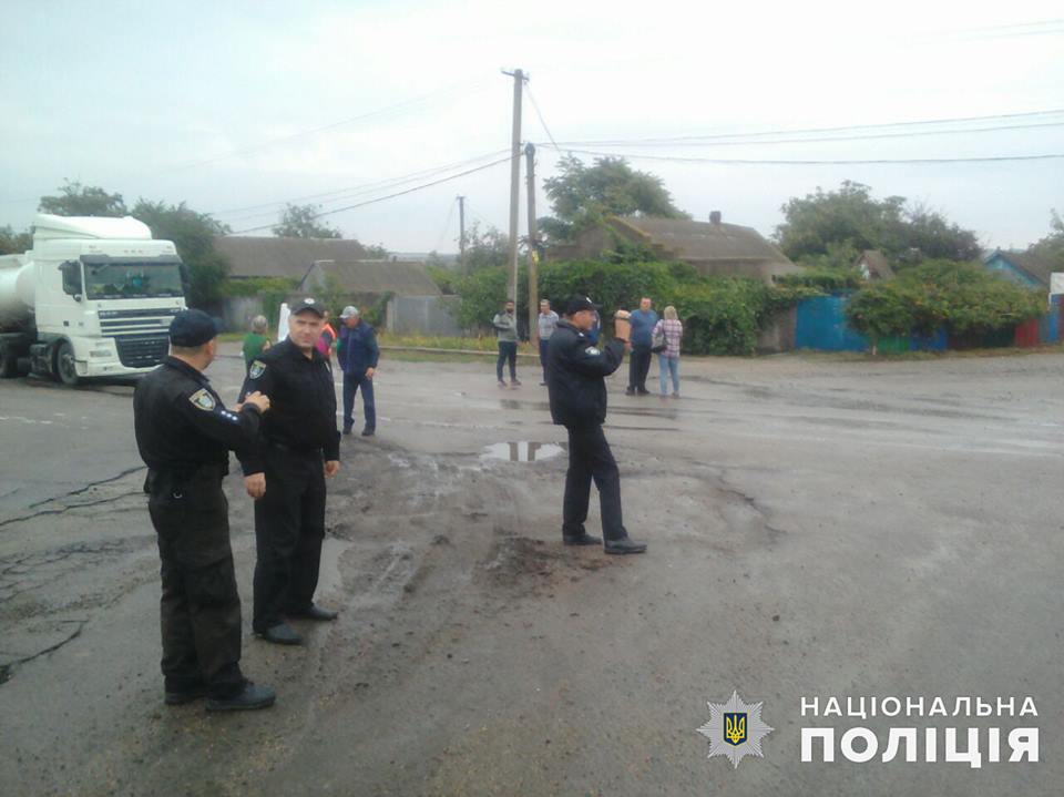 В Николаевской области перекрыли 2 дороги – Н-14 и Н-11. Причем в Баштанке митингующие уложили на дорогу бетонные плиты 2