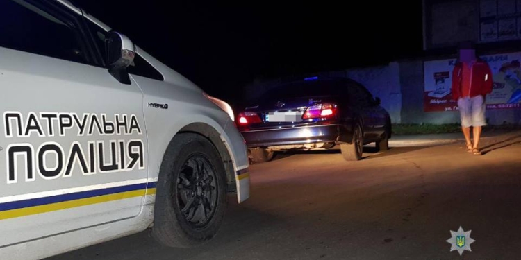 В Ингульском районе Николаева пьяный водитель такси попытался сбежать от патрульных