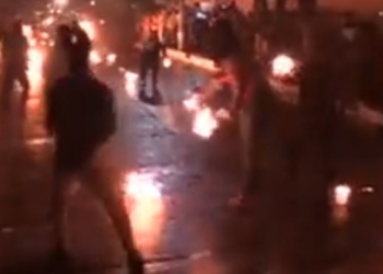 Зачем в Сальвадоре бросают друг в друга огненные шары?