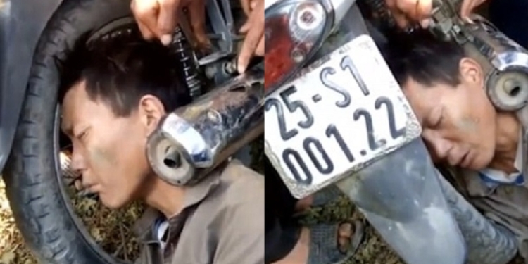Пьяный вьетнамец умудрился засунуть голову между выхлопной трубой и колесом мотоцикла