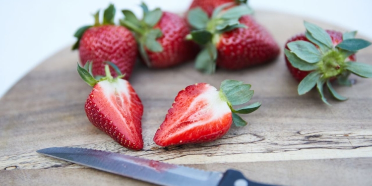 В Австралии арестовали мальчика, который шпиговал клубнику в супермаркетах иголками. Он говорит, что это была шалость