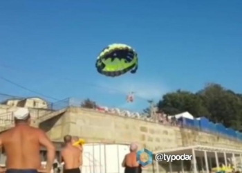 В России пара туристов на парашюте врезалась в электропровода