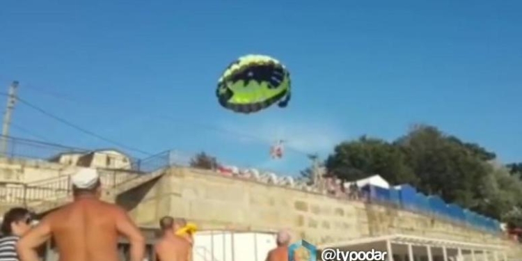 В России пара туристов на парашюте врезалась в электропровода