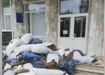 В Николаеве активисты привезли грузовик мусора к Ингульской администрации