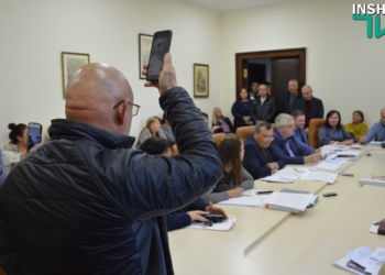 Жители Северного блокировали бюджетную комиссию горсовета, которая не согласовала выделение денег на дорогу к школе