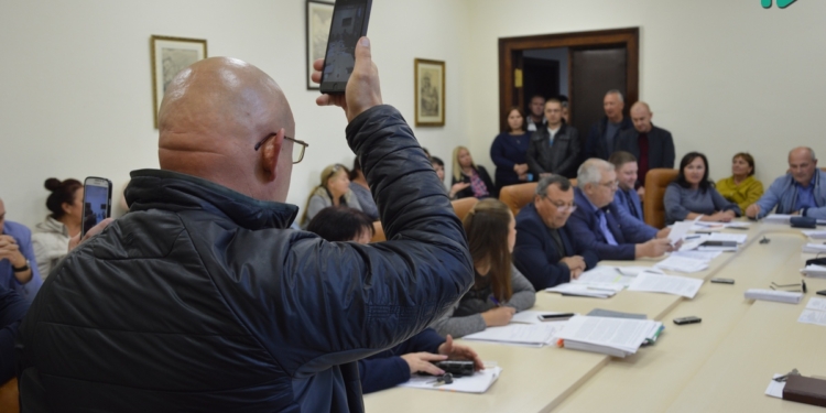 Жители Северного блокировали бюджетную комиссию горсовета, которая не согласовала выделение денег на дорогу к школе