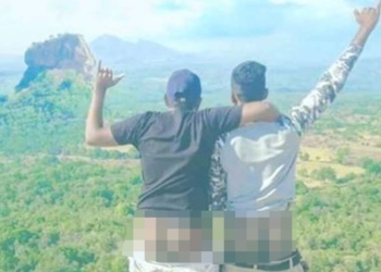 На Шри-Ланке арестовали троих мужчин, сфотографировавшихся с обнаженными ягодицами в священном для буддистов месте