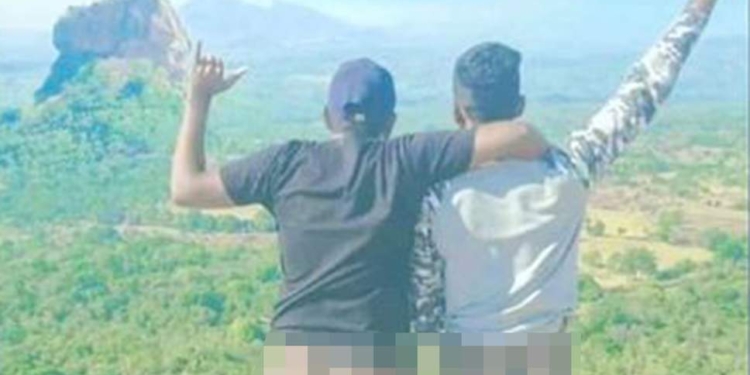 На Шри-Ланке арестовали троих мужчин, сфотографировавшихся с обнаженными ягодицами в священном для буддистов месте