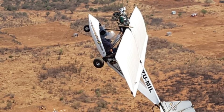 На пропеллере и молитве: в Южной Африке легкомоторный самолет врезался в провод связи и повис на высоте 30,5 м