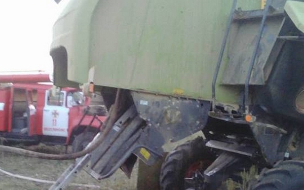 На Николаевщине комбайн загорелся прямо в поле