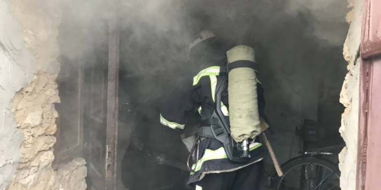 На Николаевщине загоревшийся из-за молнии телевизор чуть не сжег весь дом