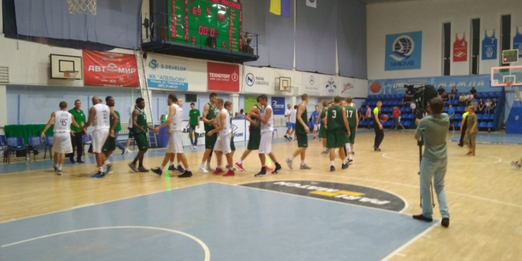 В турнире команд Суперлиги «Легенды николаевского баскетбола» МБК начал с победы над «Химиком»
