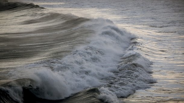 «Шквал» ливня не выдержал: экипаж российского буксира покинул судно на плоту