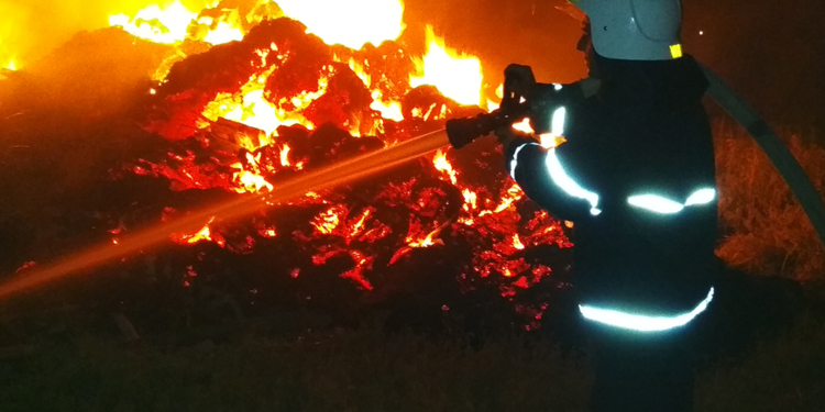 На Николаевщине скирда соломы чуть не «подожгла» жилой дом