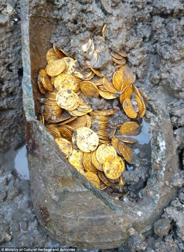 На миллионы евро: в Италии нашли клад с древнеримскими золотыми монетами 1