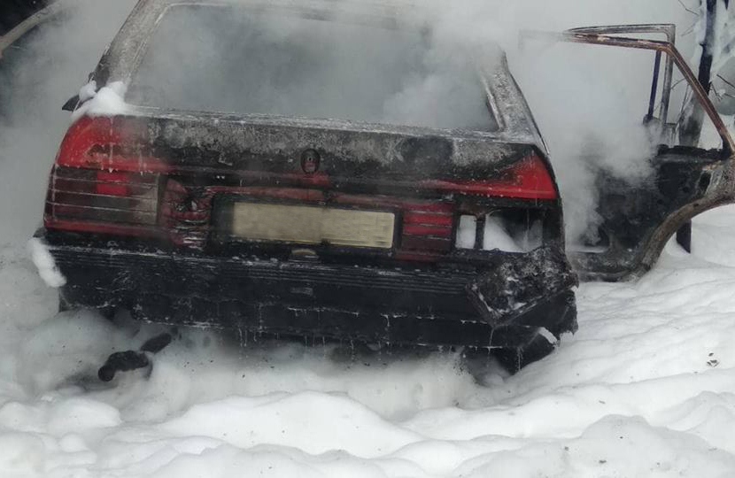 Варили и сожгли: в г. Очакове спасатели потушили пожар легкового автомобиля 1