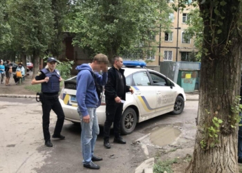 В Николаеве инспектор разрешительной системы догнал мошенника, рассчитавшегося с продавщицей сувенирной «двухсоткой»