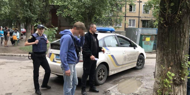 В Николаеве инспектор разрешительной системы догнал мошенника, рассчитавшегося с продавщицей сувенирной «двухсоткой»