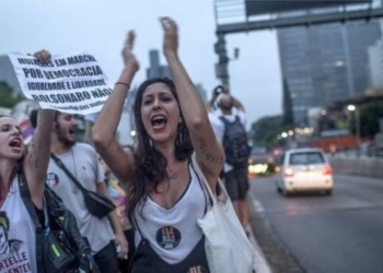 Выборы в Бразилии: десятки тысяч женщин вышли на акцию против “бразильского Трампа”