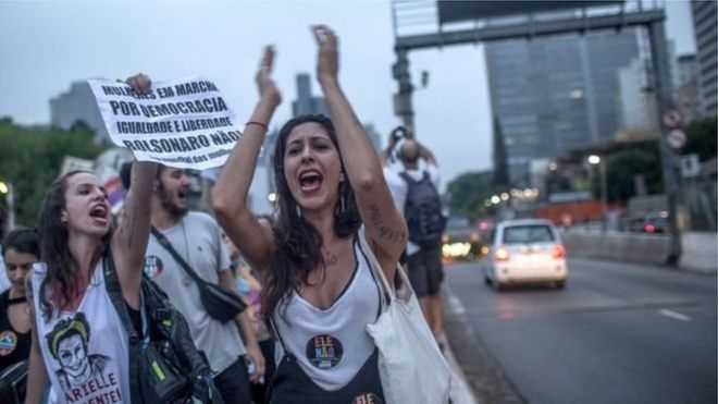 Выборы в Бразилии: десятки тысяч женщин вышли на акцию против "бразильского Трампа" 1