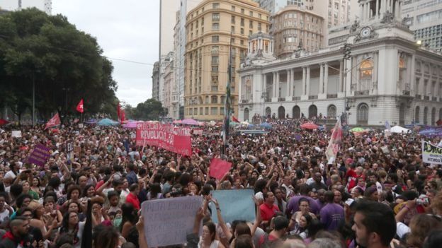 Выборы в Бразилии: десятки тысяч женщин вышли на акцию против "бразильского Трампа" 7