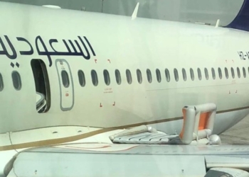 В Дубае струя воды из пожарной машины выбила аварийную дверь в самолете с пассажирами