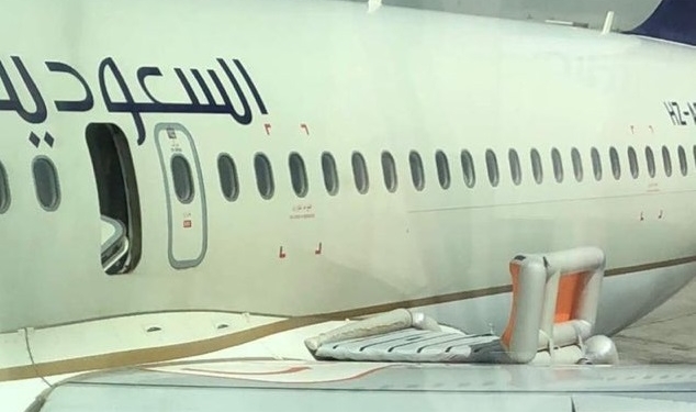 В Дубае струя воды из пожарной машины выбила аварийную дверь в самолете с пассажирами